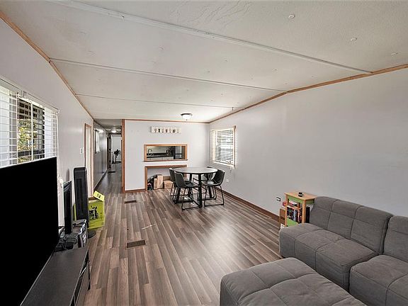 4th image of 8010 N Meadowview Cir