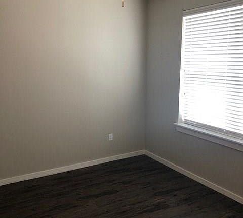 4th image of 2321 N Elm St