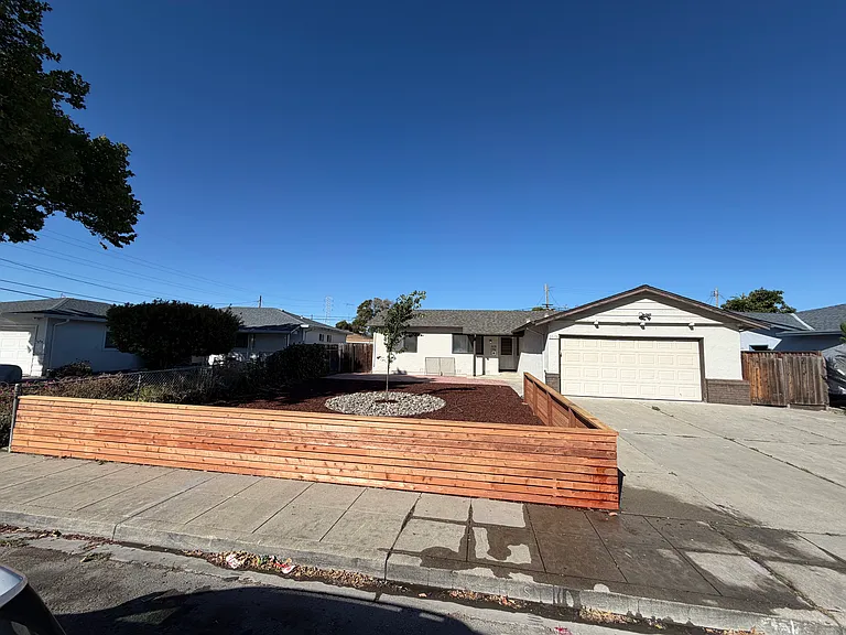 3579 Haig St — Photo 2