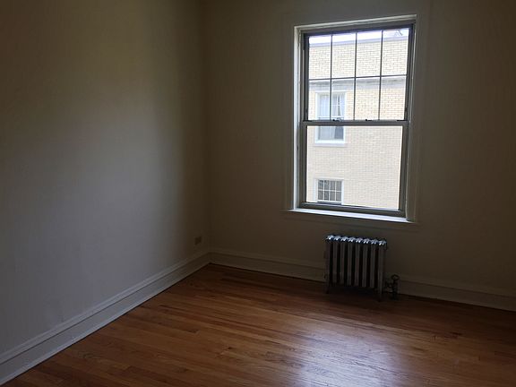 3rd image of 2028 W Berwyn Ave APT 2B