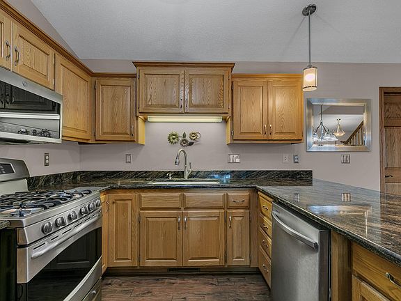 4th image of 1101 Summit Way