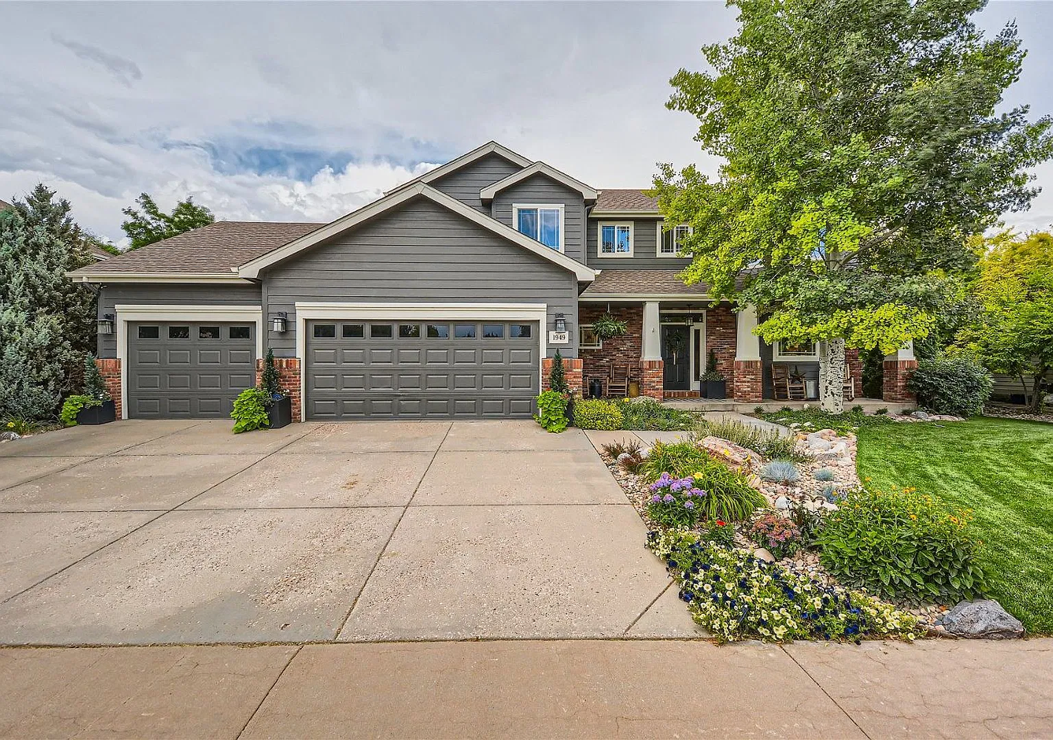 Elegant Home in Bison Ridge — Photo 1