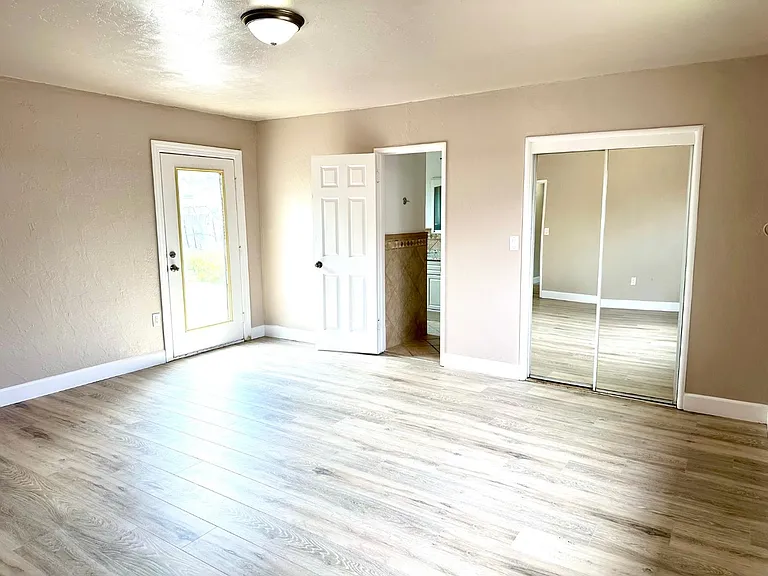 1612 N Normandie St — Photo 13