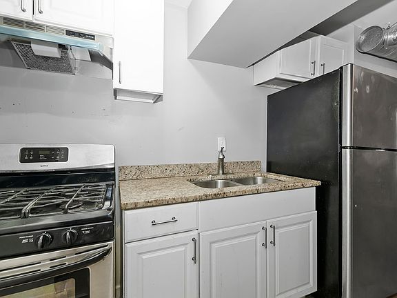 3rd image of 5019 S Drexel Blvd Bsmt B