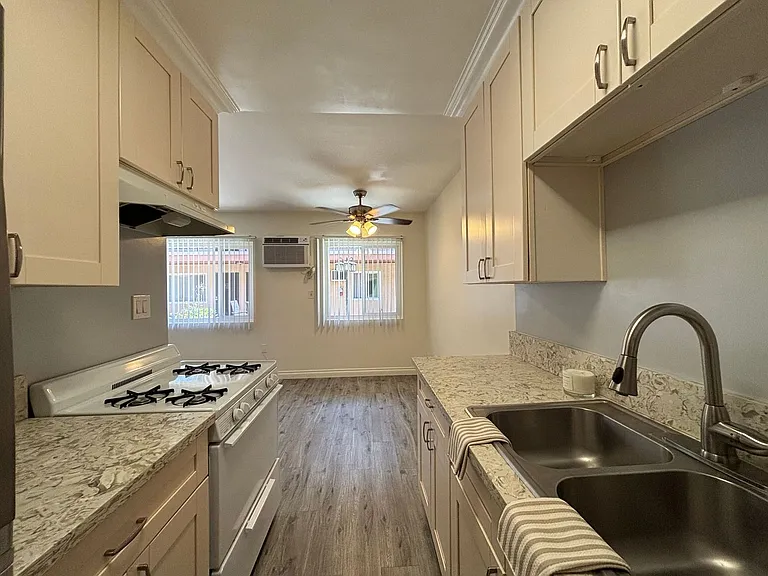 526 E Windsor Rd — Photo 9