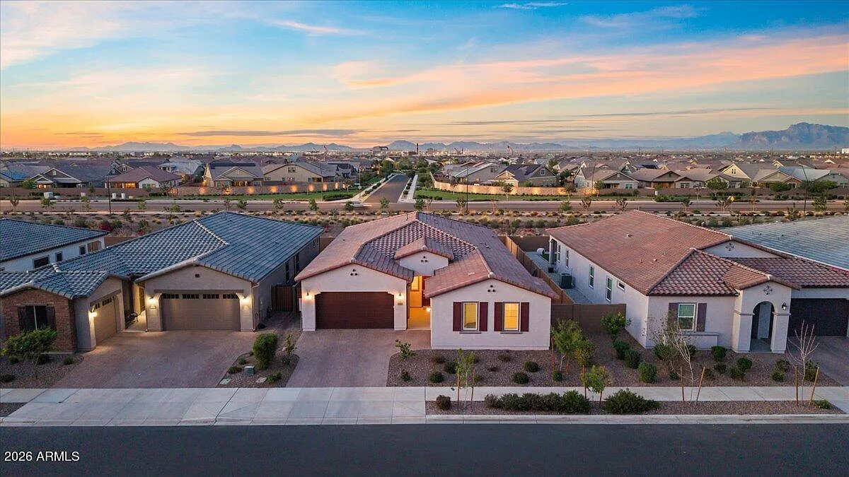 4 bed, 3.0 bath, $3,500 — Photo 2