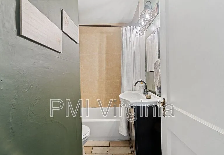 818 W 42nd St — Photo 9