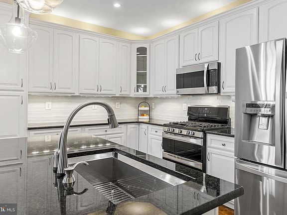 3rd image of 5054 Donovan Dr #420