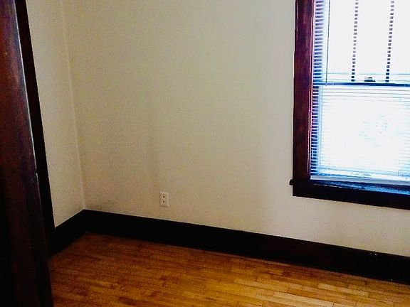 3rd image of 952-954 W 11th Ave