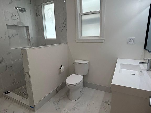 5th image of 810 Divisadero St APT 2