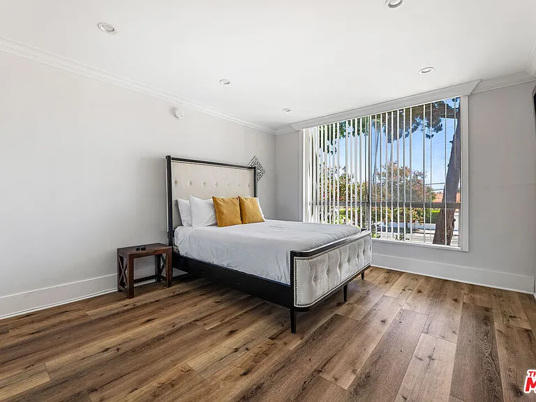 5215 Balboa Blvd #102 — Photo 9