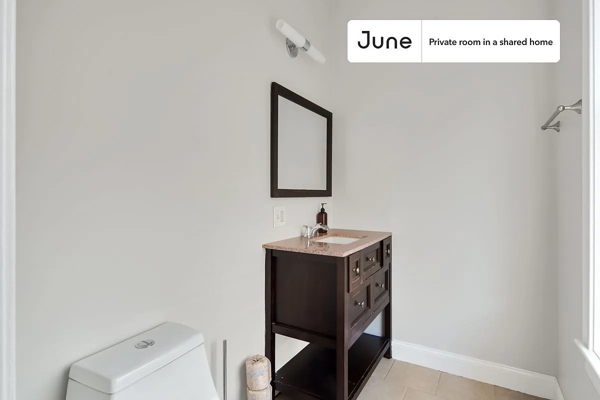 Queen bedroom in 5 bed/2.5 bath home in Roxbury #773 A — Photo 4