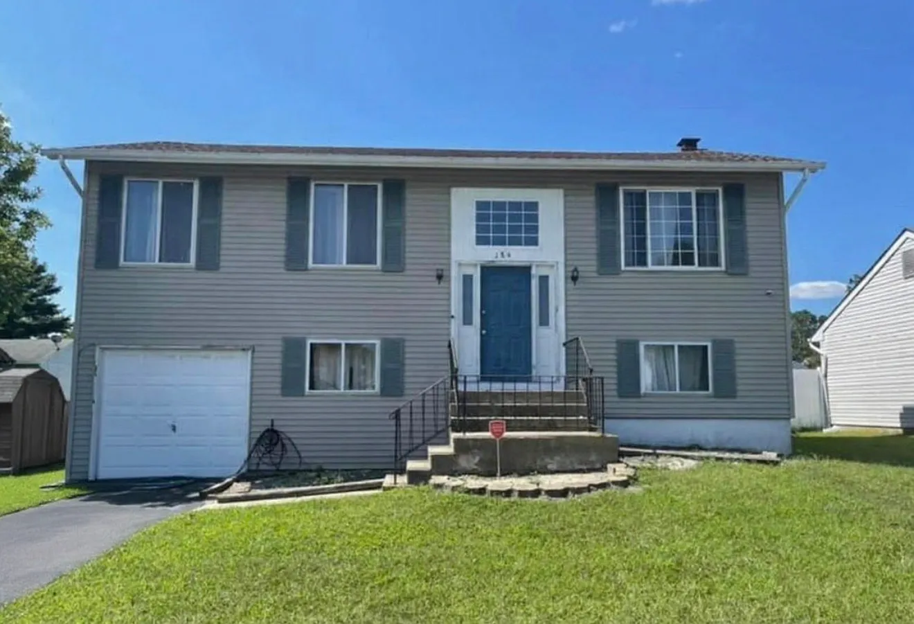 3 bed, 1.5 bath, 1810 sqft, $2,700 — Photo 1