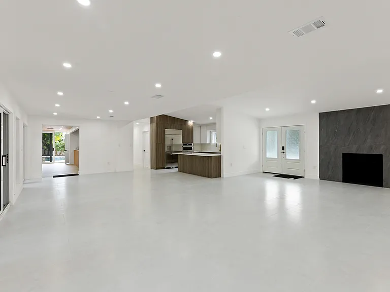 131 Toledo Way NE — Photo 32