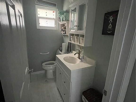 4th image of 33 1st St