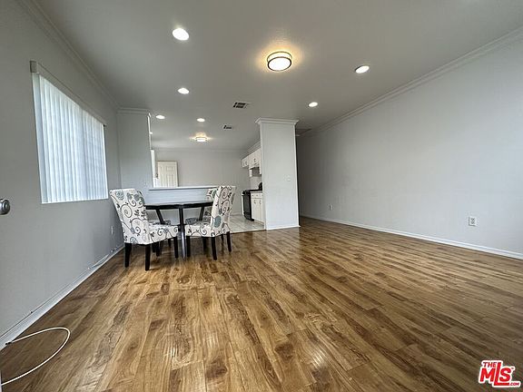 4th image of 556 E Magnolia Blvd