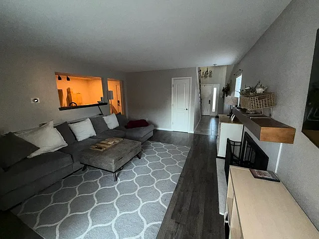 5643 W 71st Pl — Photo 3