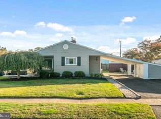 50 Swan Ln, Levittown, PA 19055