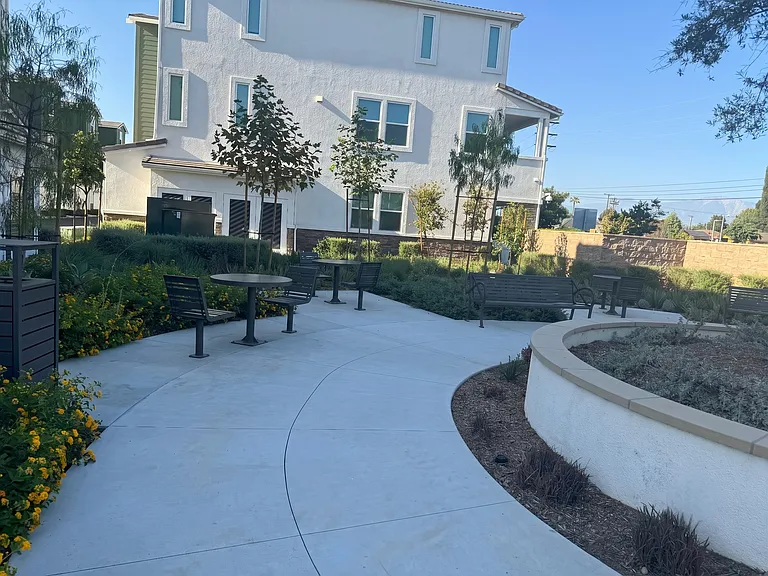 211 N Vincent Ave — Photo 17