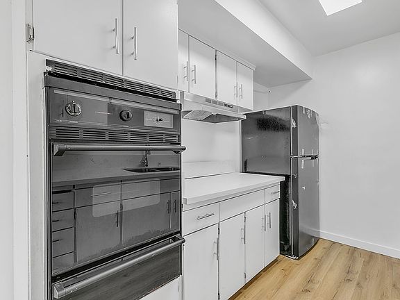 5th image of 934 Larch St APT 1A