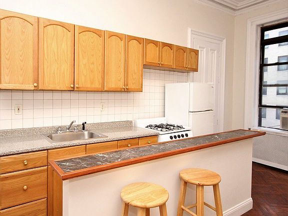 3rd image of 327 W 57th St APT 4R