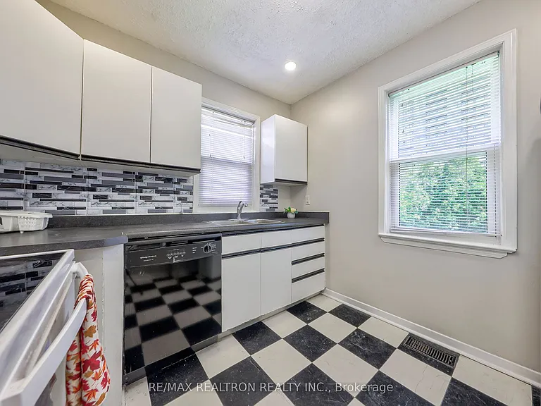 69 Harlandale Ave — Photo 9