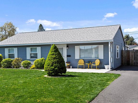 2nd image of 1211 Acacia Ave