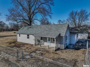500 W Warren St, Avon, IL 61415
