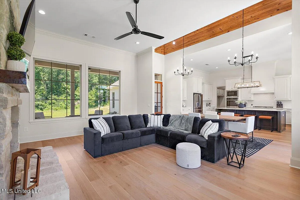 3 bed, 2.5 bath, 2554 sqft, $3,800 — Photo 4