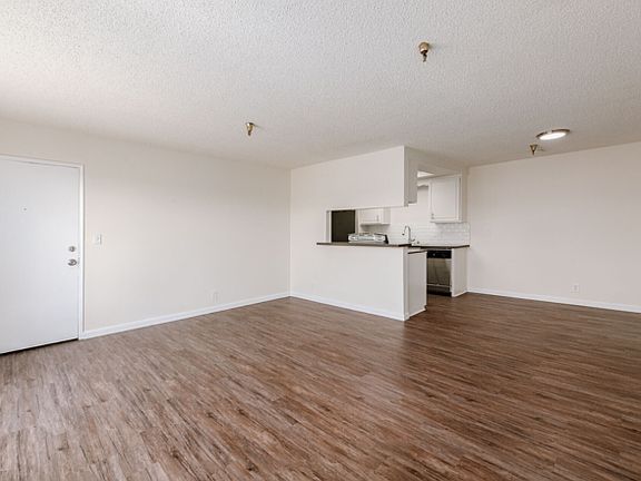 3rd image of 11702 Menlo Ave