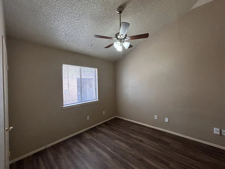 129 N Troy Ave #A — Photo 9