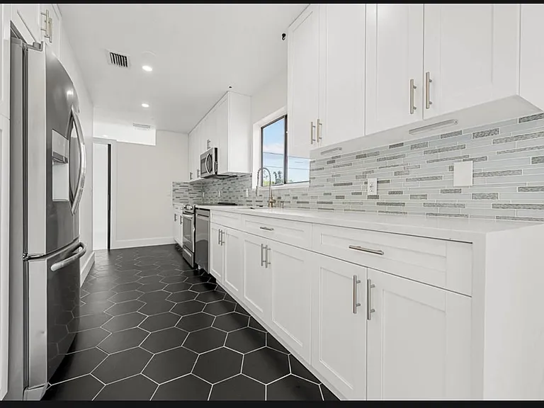 2216 SE Newcastle Ter — Photo 17