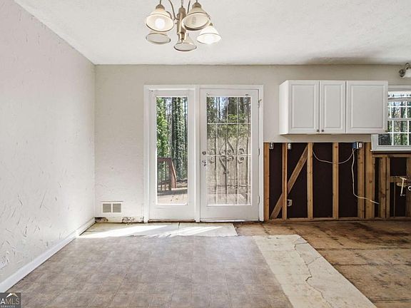 5th image of 595 Sheppard Rd