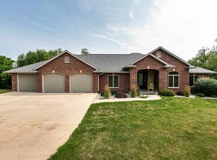 18458 W Joyce Ct, East Dubuque, IL 61025