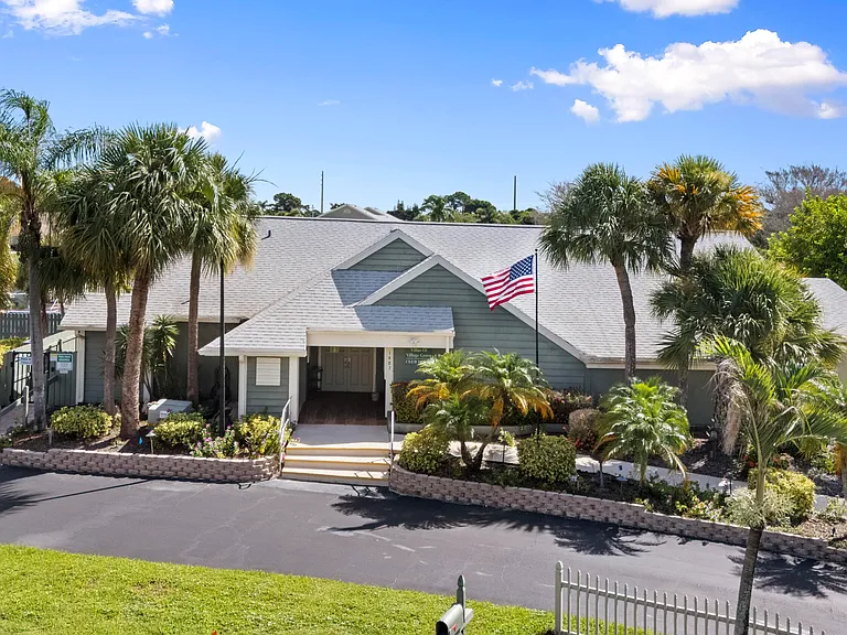 1431 SE Berwick Ct — Photo 32