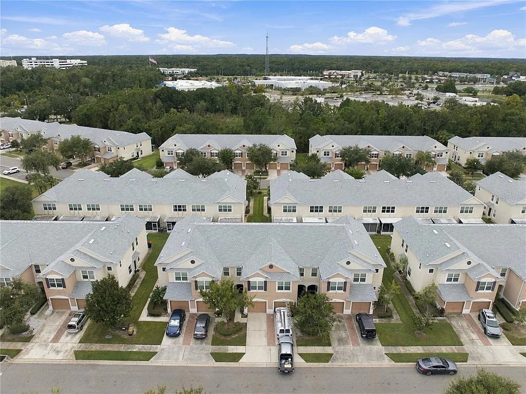 3 bed, 2.5 bath, 1588 sqft, $2,075 — Photo 4