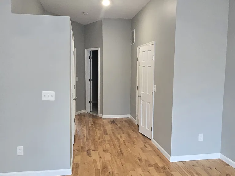 733 E 22nd St — Photo 10