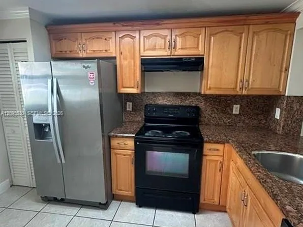 911 NE 209th Ter APT 102-27, Miami, FL 33179
