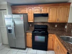 911 NE 209th Ter, Miami, FL