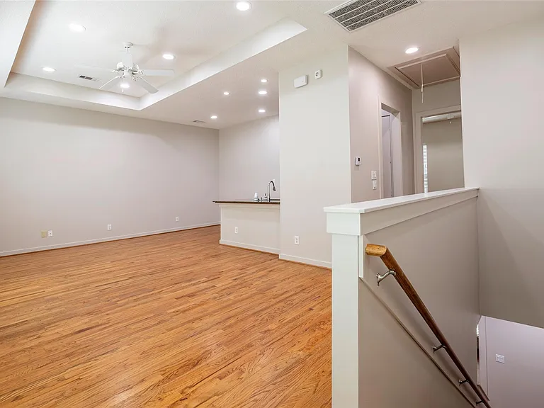 4040 Center St — Photo 5