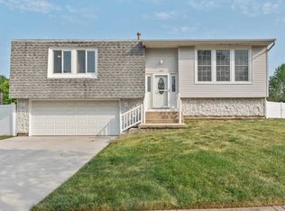 880 Hunter Dr, Roselle, IL 60172