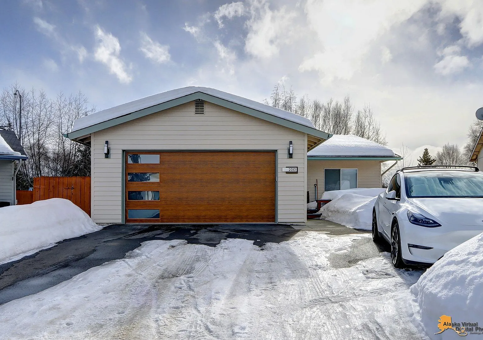 Fully Furnished Three Bedroom Executive Rental, Close to the Airport! — Photo 1