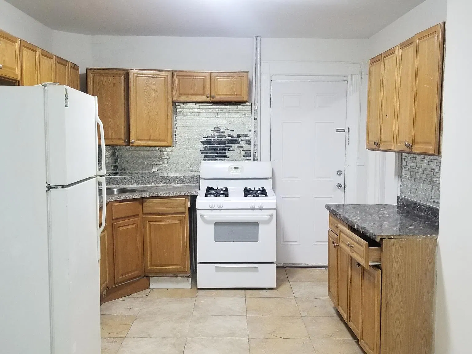 48 Caroline Ave — Photo 1