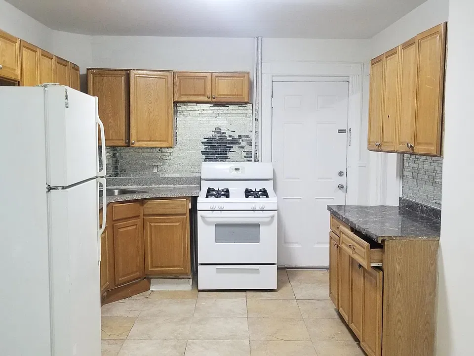 48 Caroline Ave #2
