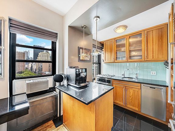 4th image of 300 W 23rd St #12IJ