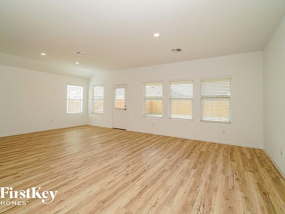 3rd image of 2717 La Mundial St