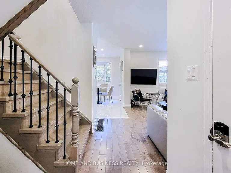 2374 Baintree Cres — Photo 7