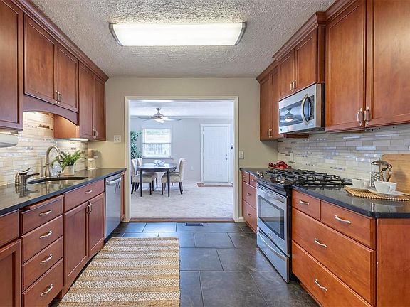 4th image of 709 Huntwood Ln