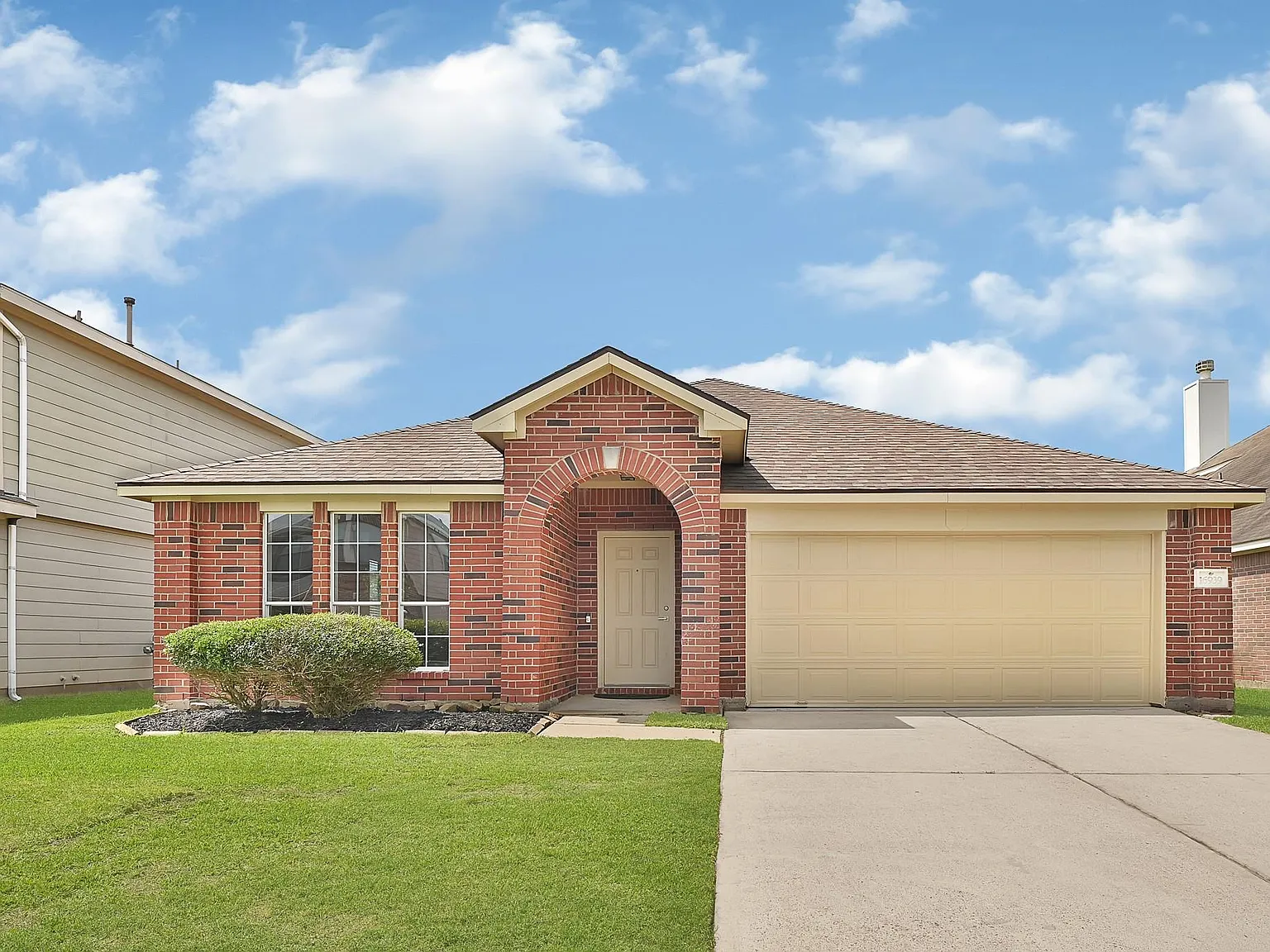 3 bed, 2.0 bath, 1962 sqft, $2,075 — Photo 2