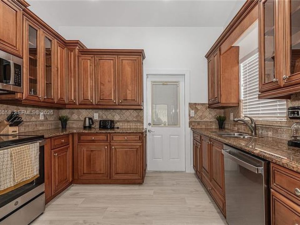 1st image of 216 SE 9th St #216